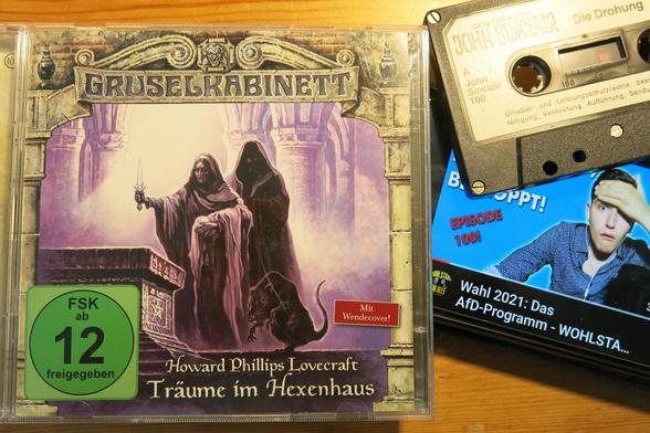 Alles, was gezeigt wird, ist die jeweils 100. Folge: CD "Träume im Hexenhaus", Kassette "Die Drohung" und Podcast "Deutschland, aber bekloppt"