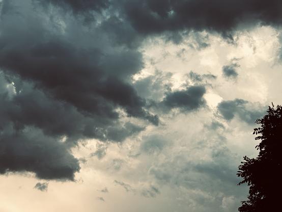 Wat een ongelofelijk zwarte wolken! En die gelige achtergrond…
