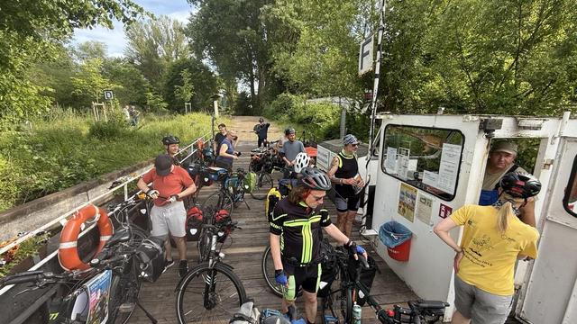 Radfahrende auf einer Fähre