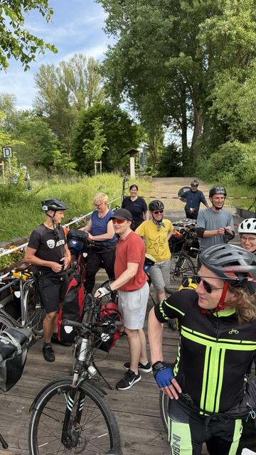 Radfahrende auf einer Fähre