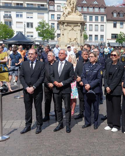 Bundesinnenminister Dobrindt beim Gedenken in Menschenmenge