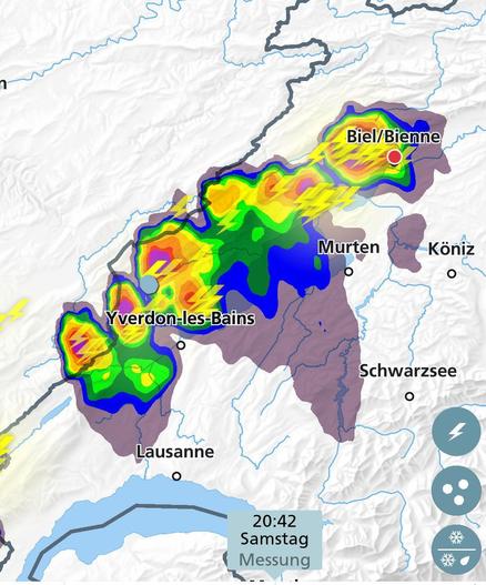 Map of Switzerland showing a storm in real time above the Jura and Biel/Bienne region. Data: Swisstopo, Meteoschweiz