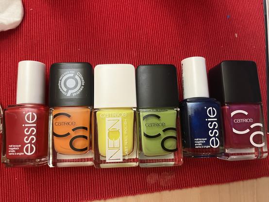 Sechs Nagellacke die einen Regenbogen ergeben