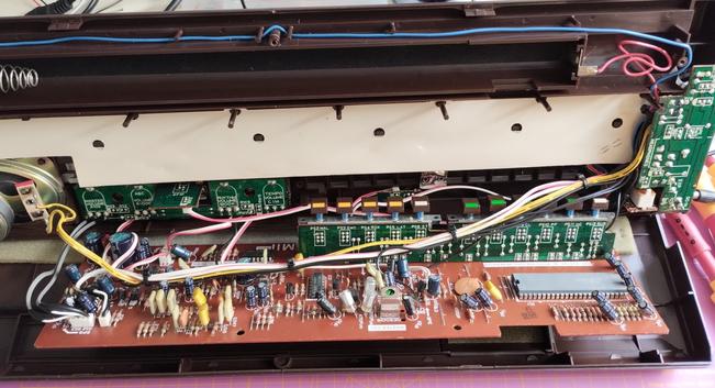 the top side of the PCB, it had to be removed to get access to the potentiometers. the Main chip is a Yamaha YM1104 C.