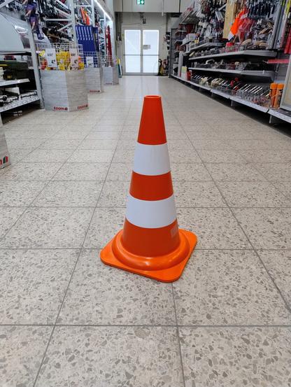 Ein Sicherheitskegel im Baumarkt