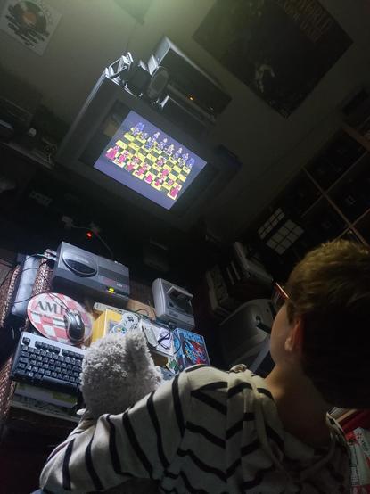 Mon cadet qui joue à Battle Chess sur la CD32 connectée à une tv Sony Triniton 70 cm.