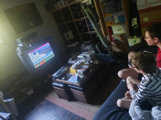 Mes deux garçons qui jouent à Worms sur la CD32 connectée à une tv Sony Triniton 70 cm.