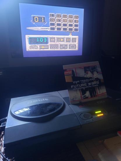 Une CD32 connectée à une tv Sony Triniton 70 cm, lisant un CD audio des musiques réorchestrées de la bande originale de "Les Voyageurs du Temps".