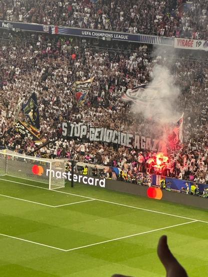 Supporters du PSG qui brandissent la banderole "Stop génocide à Gaza"