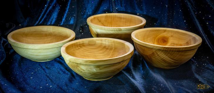 Photo of four small wooden bowls on a dark blue tablecloth – seen from the side . Displaying the different patterns in each bowl, which are quite significant if you look closely. Yellowish and white against various brown shades reflecting the growth of the tree.

Fotos av fire små treboller på en mørk blå duk – sett fra siden slik at vi kan se de ulike mønstrene i hver enkelt bolle. De er ganske betydelig om man ser etter. Gulhvit treverk med brune sjateringer som avspeiler veksten i treet.