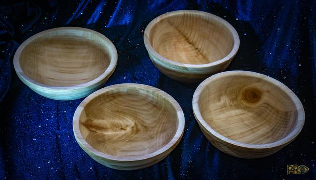 Photo of four small wooden bowls on a dark blue tablecloth – seen more from above. Displaying the different patterns inside each bowl, which are quite significant if you look closely. Yellowish and white with various brown shades reflecting the growth of the tree.

Foto av fire små treboller på en mørk blå duk – sett  mer ovenfra slik at vi kan se de ulike mønstrene inne i hver enkelt bolle. De er ganske betydelig om man ser etter. Gulhvit hvitt tre med brune sjateringer som avspeiler veksten i treet.