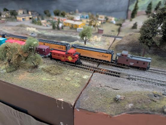 2 N-scale cabooses (cabeese?) parallel each other on the main lines