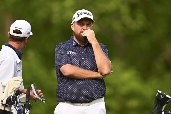 Lowry's profligacy on the greens leaves him in Scheffler's wake