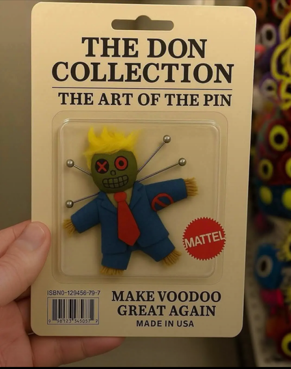 Das Bild zeigt eine Voodoo-Pin aus der Sammlung "The Don Collection: The Art of the Pin" von Mattel. Die Pin ist in einer durchsichtigen Plastikfolie eingepackt, die an einem Haken hängt. Die Pin zeigt eine Voodoo-Puppe mit grünem Gesicht, roten X- und O-Augen, einem breiten Grinsen und blondem Haar. Sie trägt einen blauen Anzug mit roter Krawatte und hat mehrere Stifte in den Rücken gesteckt. Auf der Karte ist der Text "MAKE VOODOO GREAT AGAIN" und "MADE IN USA" zu sehen. Die ISBN-Nummer ist 0-129456-79-7. Die Pin ist ein Beispiel für die Art von Sammlerartikeln, die von Mattel produziert werden.

Bereitgestellt von @altbot, privat und lokal generiert mit Ovis2-8B

🌱 Energieverbrauch: 0.249 Wh
