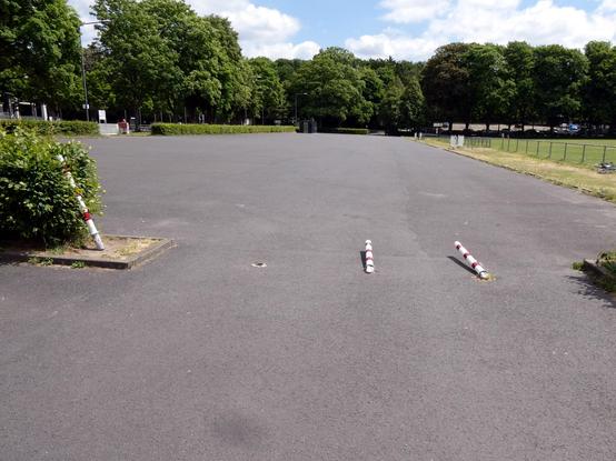 Auf dem Parkplatz an der Jahnwiese haben rücksichtslose Autofahrer die Absperrung zerstört um auch auf der gesperrten Fläche parken zu können