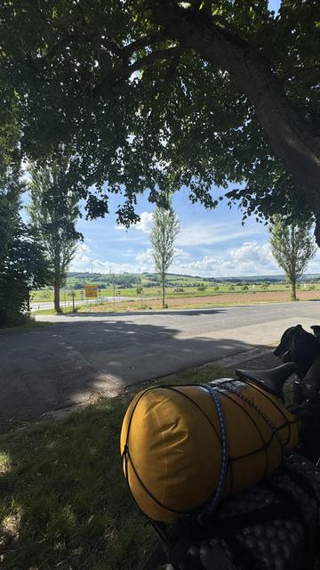 Verzweifelte Schattensuche bei über 30°, dieses Mal direkt am Friedhof