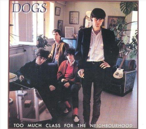 Pochette de l'album Too much class for the neighbourhood des Dogs, où ils apparaissent dans un appartement, fenêtre ouvert, trois assis, l'un debout, tous très lookés, regardant vers l'objectif, une guitare dans l'arrière-plan