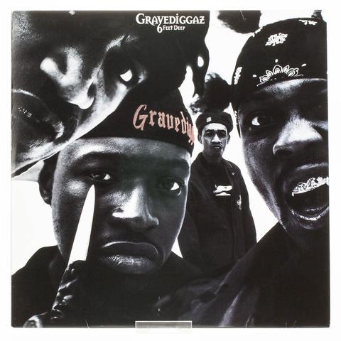 Le groupe de rap Gravediggaz en bandana, bonnet ou chapeau, 3 sont proches de l'objectif, montrant pour 2 d'entre eux leurs grillz, l'autre une lame contre son visage près de son oeil et le dernier en arrière-plan dévisageant