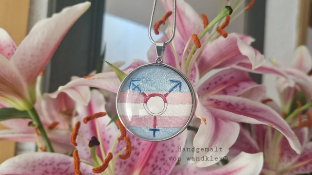 Anhänger mit stilisiertem handgemaltem Trans Symbol