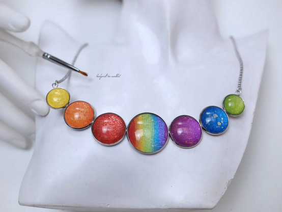 Halsschmuck mit 7 handgemalten in Regenbogenfarben angeordneten Galaxien