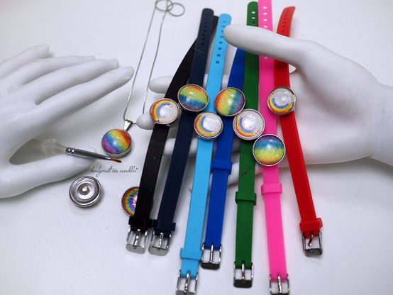 Armbänder und Halsschmuck mit handgemalten Regenbogensymbolen