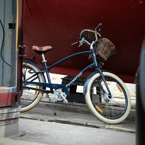 Fahrrad von Townie. Im Hintergrund ein Schiffskörper aus Stahl.