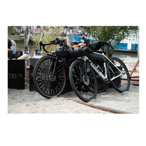Unsere bepackten Gravelbikes in der Husumer Strandbar