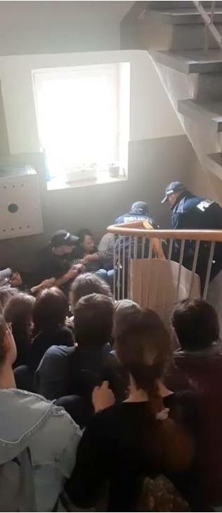 Zdjęcie z blokady eksmisji. Widać na nim zajecie schodów i policje.