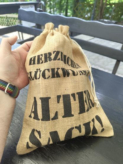 Jutesack mit Aufschrift: 
Herzlichen Glückwunsch Alter Sack