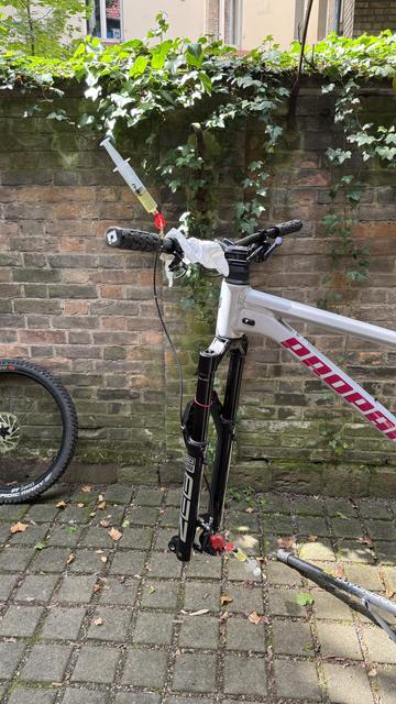 Mountainbike Super-Enduro Tyee 6 von der Marke Propain am Reparatur-Ständer.  Ohne das Laufrad vorne.