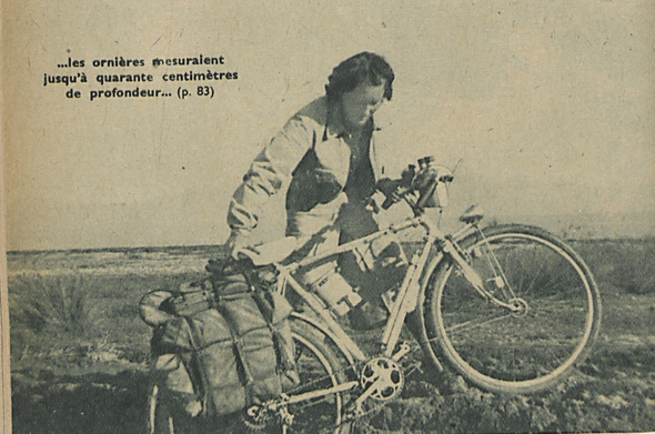 Image illustrant les difficultés rencontrés par Lily, elle tente de deplacer son vélo au milieu des ornières