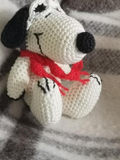 Ein gehäkelter Snoopy als roter Baron