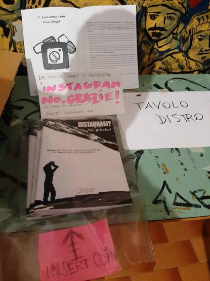Fanzins de "instagram no gràcies" a una taula de distribució de material gràfic i imprès