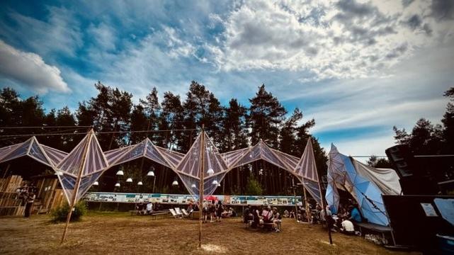 Das Festival lockte am Wochenende mit seinem musikalischen und Workshop-Angebot weit über 1.000 Menschen in den Wald bei Gorleben