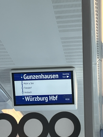 Zugziel Anzeiger im Innenraum mit einem blauen Aufkleber an einer bestimmten Stelle