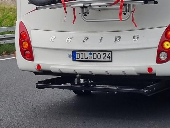 Wohnmobilheck mit dem Kennzeichen DIL DO 24