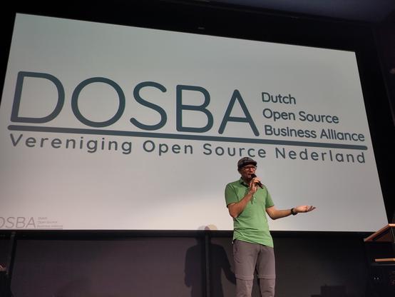 Emiel Brok on stage presenting about DOSBA.