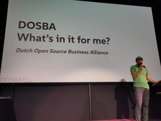 Emiel Brok on stage presenting about DOSBA.