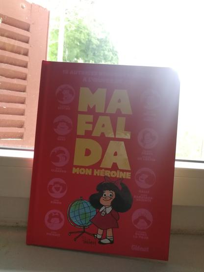 La couverture de la bande dessinée "Mafalda mon héroïne", une BD hommage pour les 60 ans de Mafalda, avec la participation de 13 autrices. Chez Glénat.