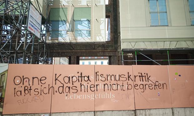 Werbung von irgendwas und drüber steht in schwarz Ohne Kapitalismuskritik läßt sich das hier nicht begreifen.