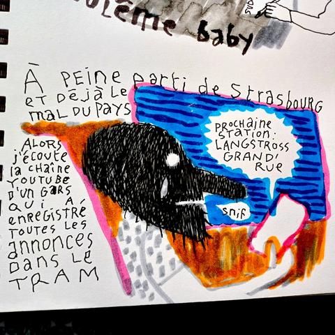Dessin de moi dans le train qui écoute une chaîne youtube ayant enregistré toutes les annonces dans le tram strasbourgeois