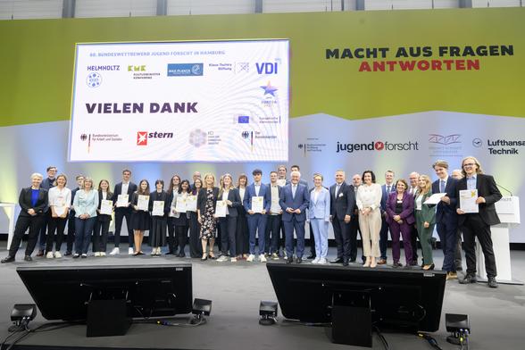 Alle Siegerinnen und Sieger des Bundesfinales von Jugend forscht auf der großen Bühne.