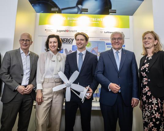 Hamburgs Bürgermeister Peter Tschentscher, Bundesforschungsministerin Dorothee Bär, Jungforscher Louis Schwarzlose, Bundespräsident Frank-Walter Steinmeier, Bundesbildungsministerin Karin Prien (v.l.n.r.) am Stand des Projekts "Bojenergy – Entwicklung einer mobilen, autarken und autonomen Forschungsboje". Das Projekt erhielt den Sonderpreis für den originellsten Beitrag.