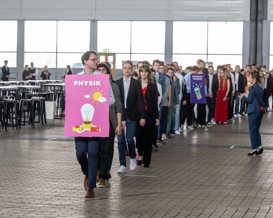 Kurz vor dem Bundesfinale Jugend forscht: Die Jungforscherinnen und Jungforscher machen sich bereit zum Einmarsch in die Halle, in der die Preisverleihung stattfindet.