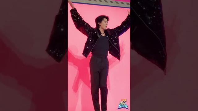 谁懂#王鹤棣 撩衣服那一下 跳舞直接炸场！动作卡点又带感~#shorts #你好星期六 #hellosaturday