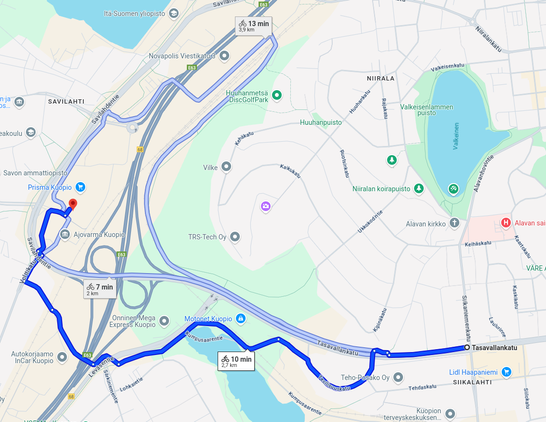 Kuvankaappaus google mapsista. Kaksi kiemurtelevaa ja pitkää reittiehdotusta sekä yksi suorempi.