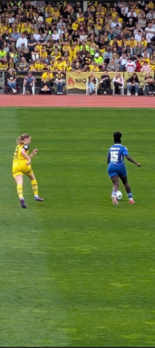 Die S04 Spielerin mit der Nr 15 treibt den Ball vor sich her, links begleitet von BvB Nr 19