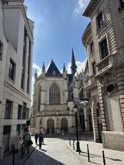 Vue d’une église entre deux bâtiments dans une rue