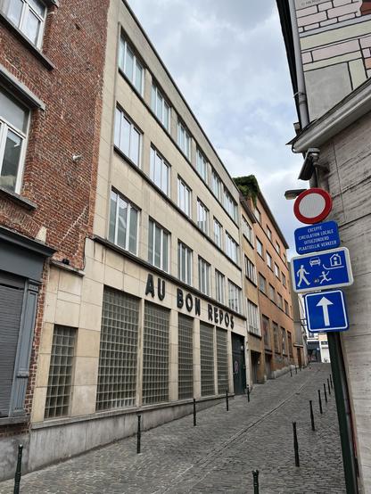 Un bâtiment industriel avec une enseigne ‘au bon repos’