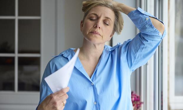 Una mujer en etapa de menopausia (Highwaystarz vía Getty Images)
